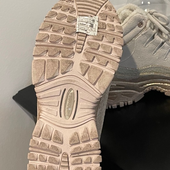 Sneakers - Picture 6 of 7